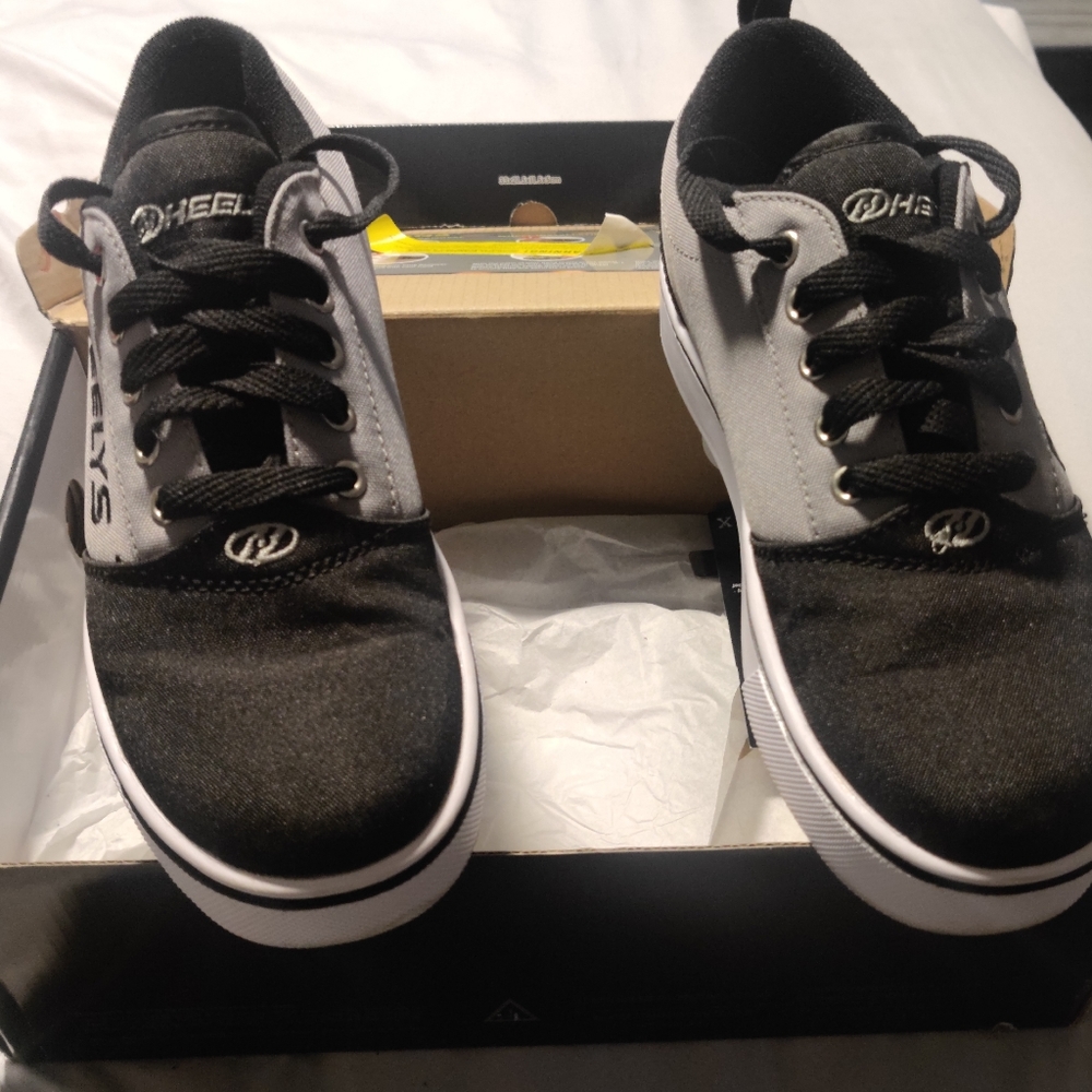 Big Boys 6y HEELYS black and gray